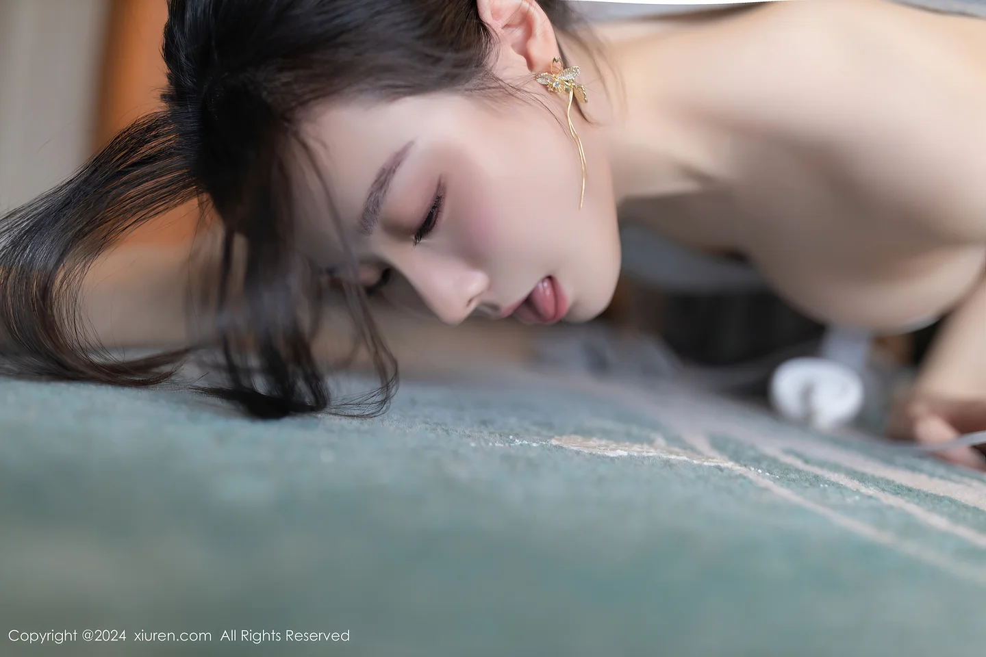 秀人网 - 小逗逗 吸乳人妻 [81P-813MB] tg@simisebaisi 【丝足阁】034.webp